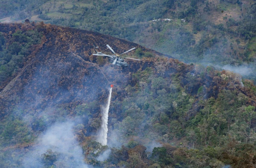  Ejército y Fuerza Aérea de Perú luchan contra incendios