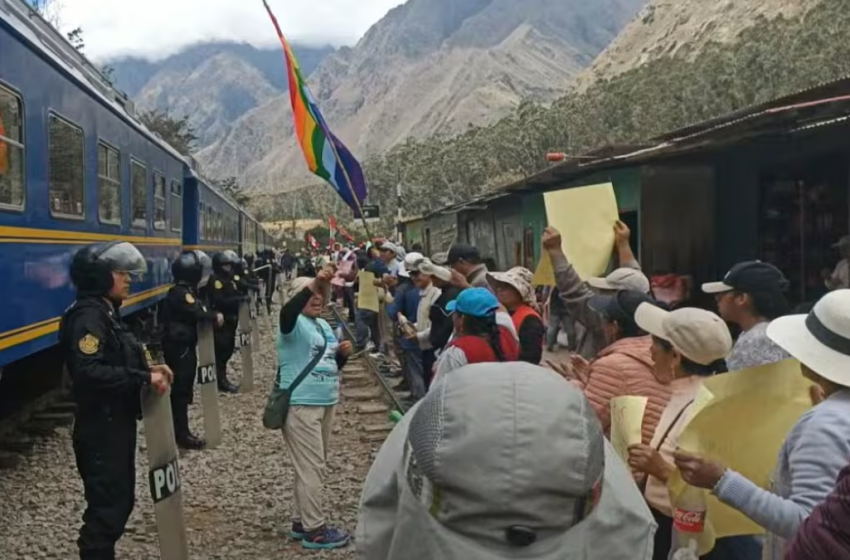  Protestas bloquean vías y dejan turistas varados en Machu Picchu